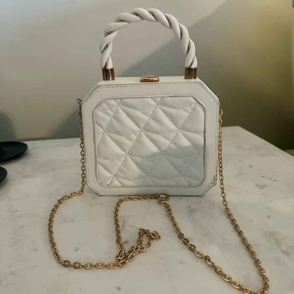 Versona white medium sized crossbody bag.